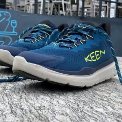 Niebieskie buty Keen z żółtymi akcentami, idealne na wędrówki. Keen to firma znana z wytrzymałego obuwia outdoorowego.