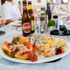 Pyszne jedzenie na Malcie: kanapki z tuńczykiem, fasola, pasty i lokalne piwo. Idealny posiłek na wakacjach.