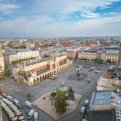 Rynek Główny w Krakowie, Sukiennice, Kościół Mariacki i wieża Ratuszowa. To miejsca, co warto zobaczyć w Krakowie.