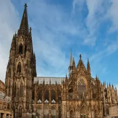 Imponująca katedra w Kolonii, z jej strzelistymi wieżami i bogatą fasadą, to prawdziwy cud architektury. Ciekawostki o jej budowie i historii zachwycają.