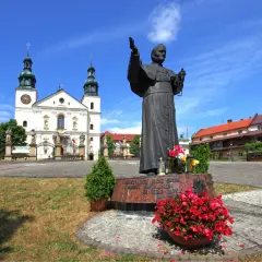 Pomnik Jana Pawła II na placu przed bazyliką na Kalwarii Zebrzydowskiej. Piękna trasa pielgrzymkowa.